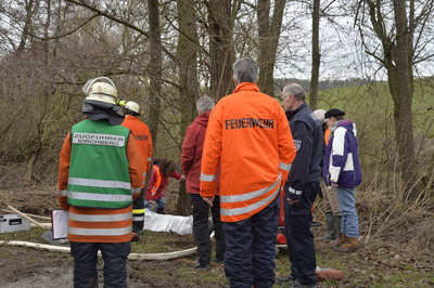 Ilshofen: Milchtankzug stuerzt Boeschung hinab - 15.000 Liter Milch und 700 Liter Diesel in Baechen rund um die Autobahn